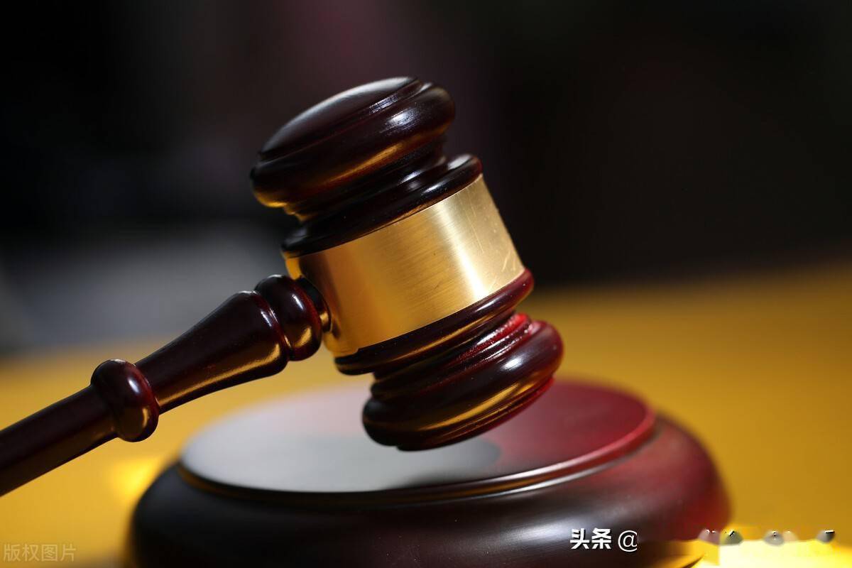 法槌與握手 法律日的象征意義與高清圖片素材應用